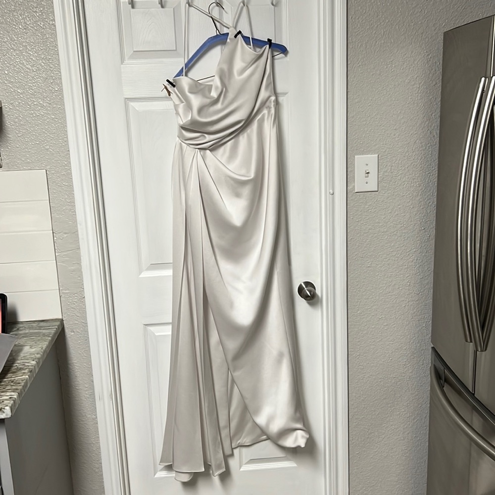 The most beautiful white dress. So elegant!!
